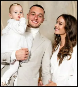 Justin Bijlow with his girlfriend and daughter