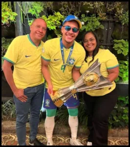 Vitor Roque with parernts