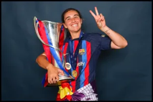 Mariona Caldentey Barcelona with a trophy